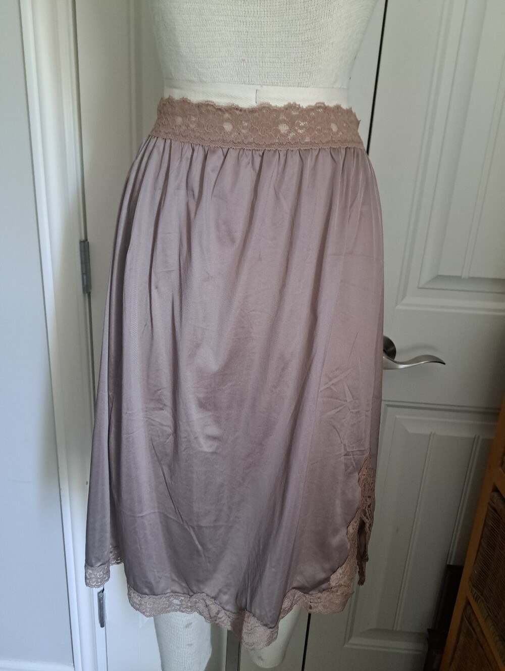 VTG VASSARETTE A-LINE half slip lace trim taupe champagne Antron nylon glam chic